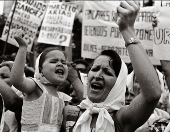 Madre e hija de Plaza de Mayo 